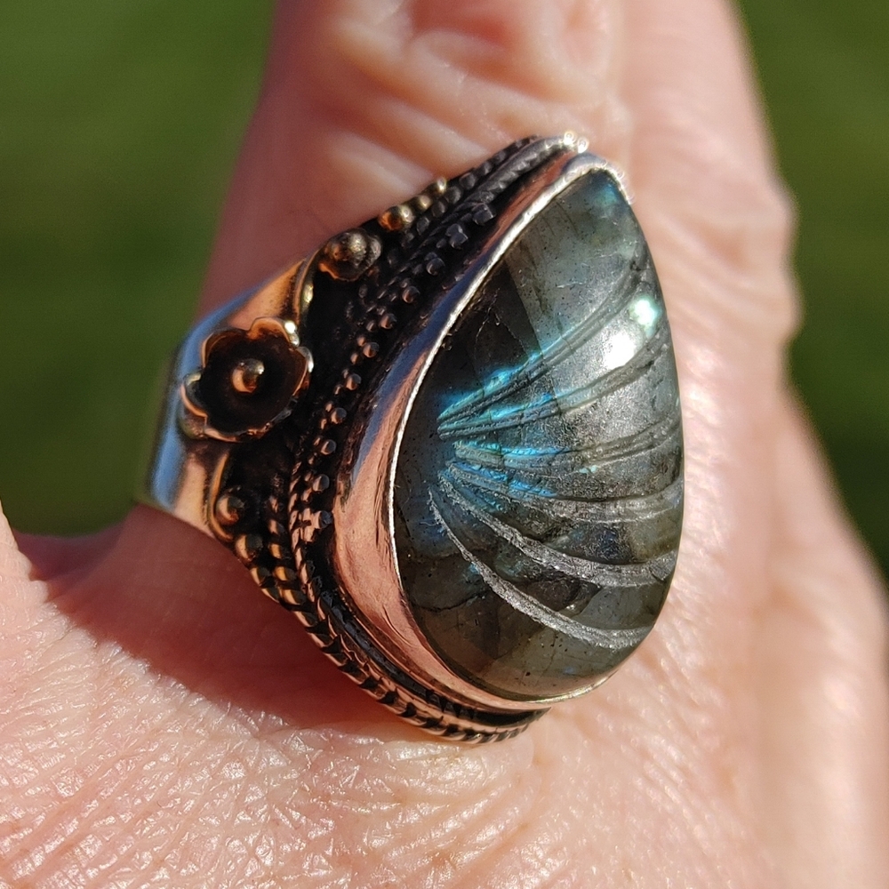 Carved Labradorite Gemstone Ring in 925 Sterling Silver (9) - Picture 10 of 12